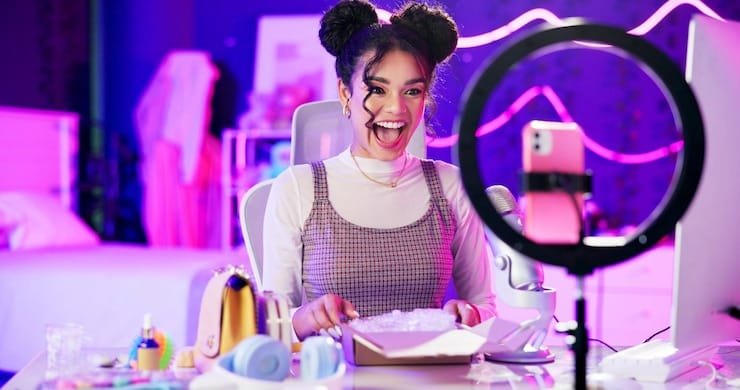 girls using tools while doing influencer marketing